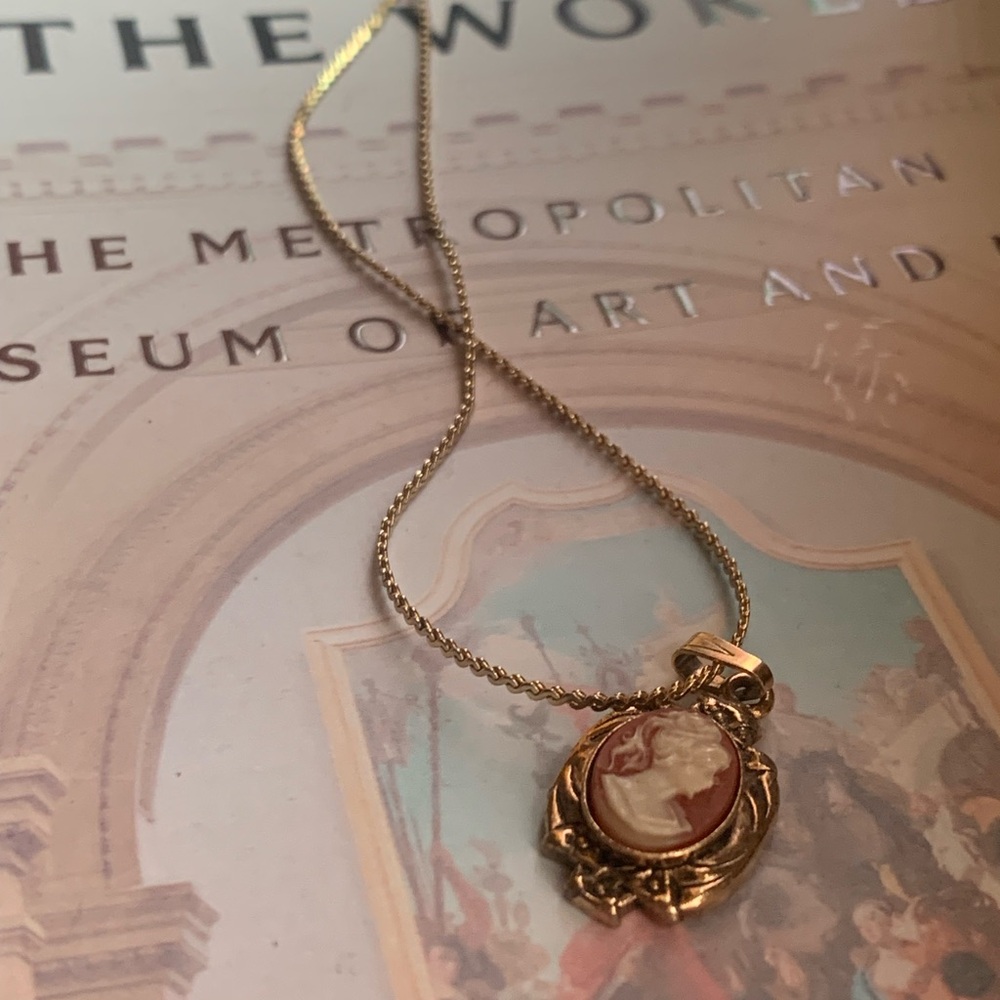 Vintage Gold Cameo Pendant Necklace